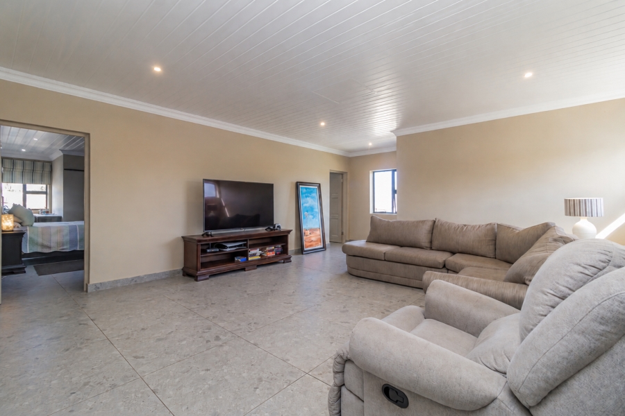 6 Bedroom Property for Sale in Heatherlands Western Cape